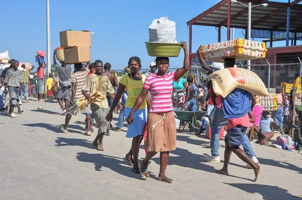O Haiti atualmente - Sofrendo uma crise humanitária, o país encontra dificuldades em desenvolver-se devido a motivos originados muito antigamente